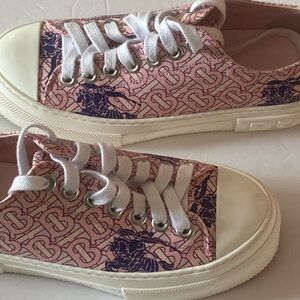 Burberry SZ 7.5 Pink Women's lace up Sneakers Equestrian Knight design.Like New